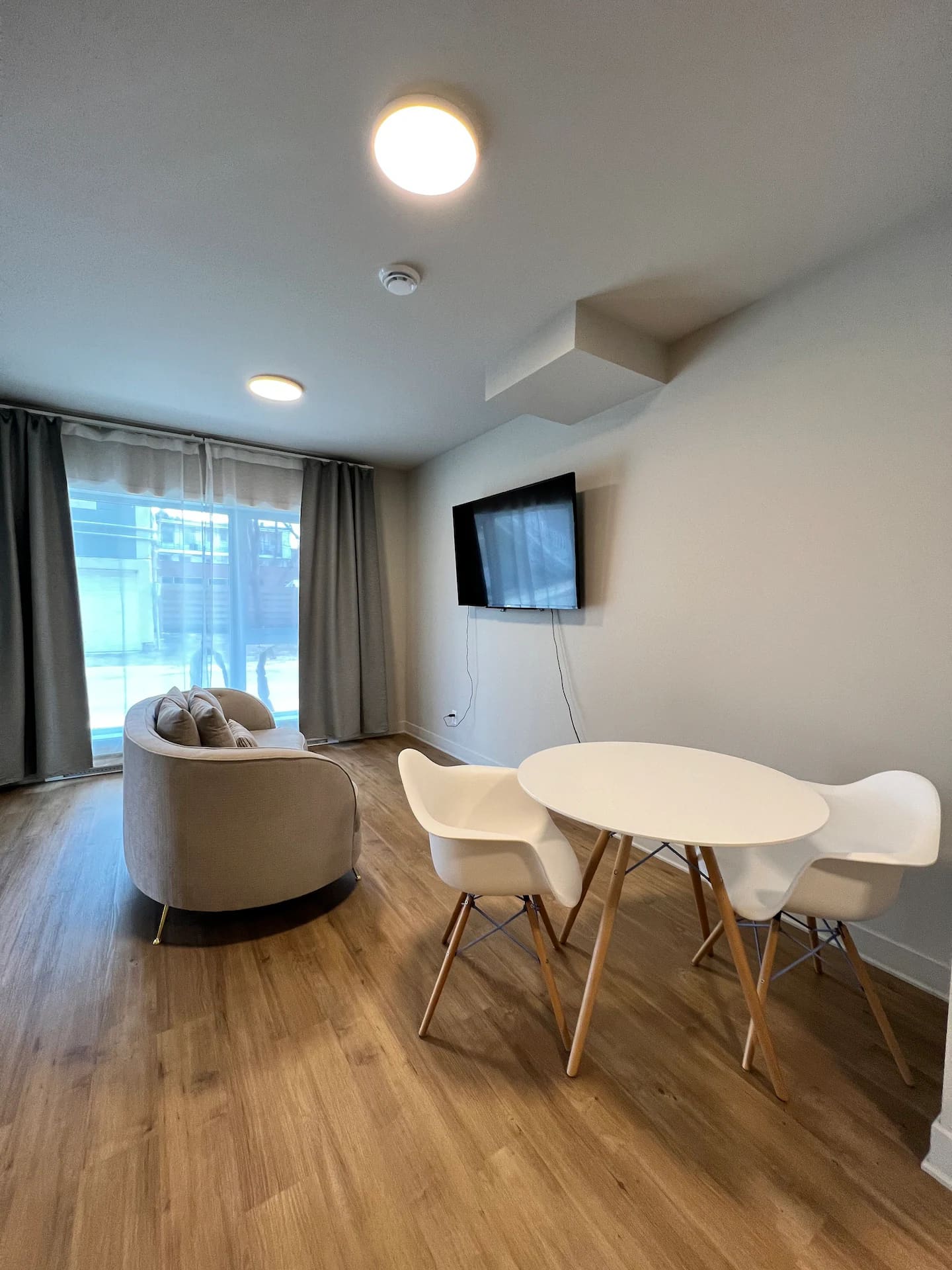 Studio - aire de vie avec salon et salle à manger